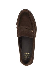 Bruine suède instappers met een ronde neus, voorzien van een gestikt mocassin ontwerp en een subtiele gouden accent. Zachte binnenvoering.