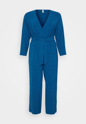 Une combinaison bleu avec un décolleté en V profond, des manches longues, une taille ceinturée et des jambes droites, présentant un léger éclat sur tout le tissu.