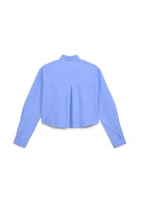 Helles blaues langärmliges, cropped Shirt mit Kragen, Rückenfalte und geknöpften Manschetten, auf einem weißen Hintergrund präsentiert.
