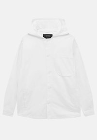 Chaqueta blanca de botones con capucha, hecha de una tela sólida. Cuenta con un bolsillo frontal a la izquierda y mangas largas. Diseño simple y limpio.