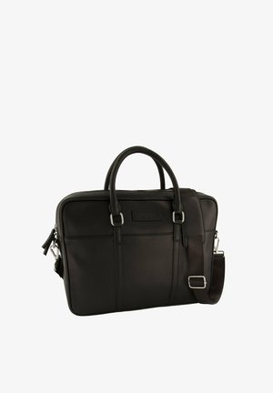 Czarna skórzana teczka z podwójnymi uchwytami, odpinanym paskiem na ramię, zamknięciem na zamek błyskawiczny oraz srebrnymi akcentami. Gładka faktura, prostokątny kształt.