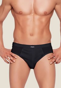 Czarne męskie slipy wykonane z gładkiego materiału, z średnim stanem, elastycznym paskiem oraz profilowaną przednią częścią dla lepszego dopasowania i wsparcia.