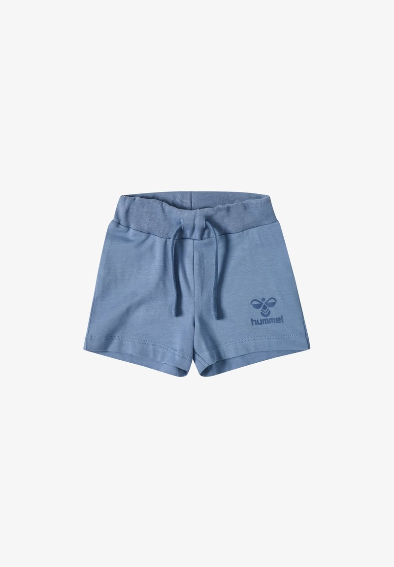 Ljusblå bomullsshorts med elastisk midja, snörning och en liten logotyp som är tryckt på vänster sida. Slät struktur och avslappnad design.