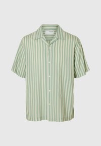 Camisa de manga corta con cuello en verde claro con rayas verticales blancas, hecha de una tela suave, con un frente abotonado.