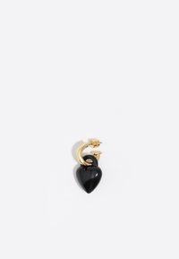 Pendiente de aro dorado con un charm colgante en forma de corazón negro sobre un fondo blanco.