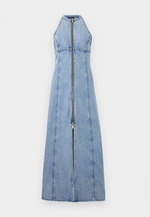 Rochie maxi fără mâneci, din denim albastru deschis, cu fermoar frontal și guler înalt, strânsă în talie și evazată către tiv.