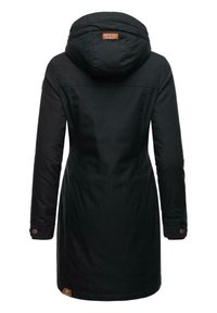 Svart, lang kåpe med hette, med et brunt lærmerke på baksiden, knappede mansjetter, glatt tekstur og skreddersydd design.