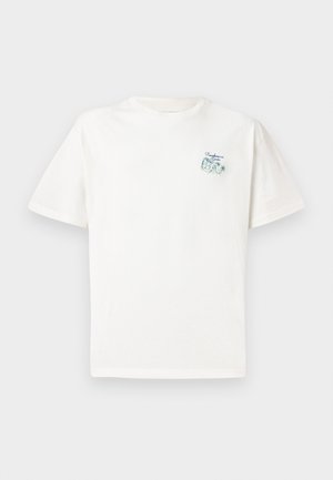 T-shirt en coton blanc avec des manches courtes, un col rond et un logo brodé bleu et vert sur la poitrine gauche. Texture lisse.