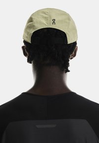 On PERFORMANCE - Gorra - caper