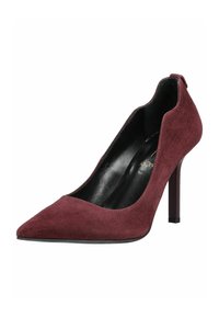 Chaussure à talon haut en daim bordeaux avec bout pointu, intérieur noir et talon stiletto fin sur fond blanc.
