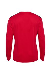 Rød langærmet sportsbluse med rund hals. Har sorte skulderdetaljer og en glat, let stofstruktur.