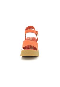 Sandalo in suede arancione con due fasce larghe e una chiusura regolabile. Presenta una suola in gomma texturizzata con un leggero rialzo.
