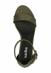 Sandale à talon vert avec une texture lisse, comprenant deux larges brides et une bride de cheville. Inclut un léger rembourrage et une semelle intérieure noire avec un logo.