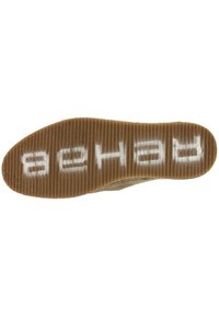 Rubberen zool met een gestructureerd oppervlak. Bevat een in het wit op een bruine achtergrond gedrukt merknaam. De vorm is verlengd met een ronde neus.
