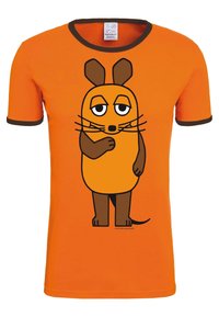 T-shirt en coton orange à manches courtes et bordure marron. Présente un personnage de dessin animé avec des membres marron et des moustaches, debout les bras croisés.