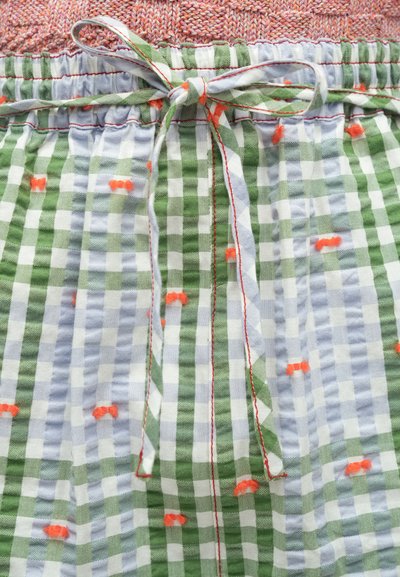 Πράσινο και μπλε καρό σορτς με πορτοκαλί πουά, με ελαστική μέση, διακοσμητικό κορδόνι και αντίθετες ραφές.