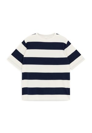 T-shirt à manches courtes avec col rond et larges rayures horizontales bleu marine et blanches, posé à plat sur un fond blanc.