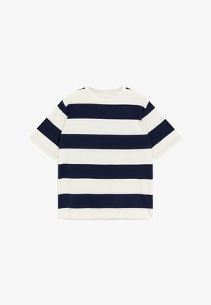 Maglietta a maniche corte con scollo rotondo e ampie righe orizzontali blu navy e bianche, stesa su sfondo bianco.