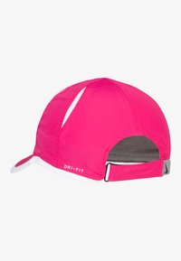 Cap roz Dri-FIT cu accente albe, sunet curbat, material respirabil, curea ajustabilă la spate și detalii cu logo aproape de bază.