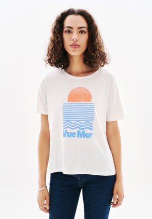 White cotton t-shirt featuring a graphic design of orange sun and blue waves, with the text "Vue Mer" printed below in blue.