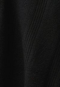 Zwart gestructureerd stof met een verhoogd patroon, met verticale strepen en een zachte, gebreide uitstraling. Geschikt voor kledingstukken of accessoires.