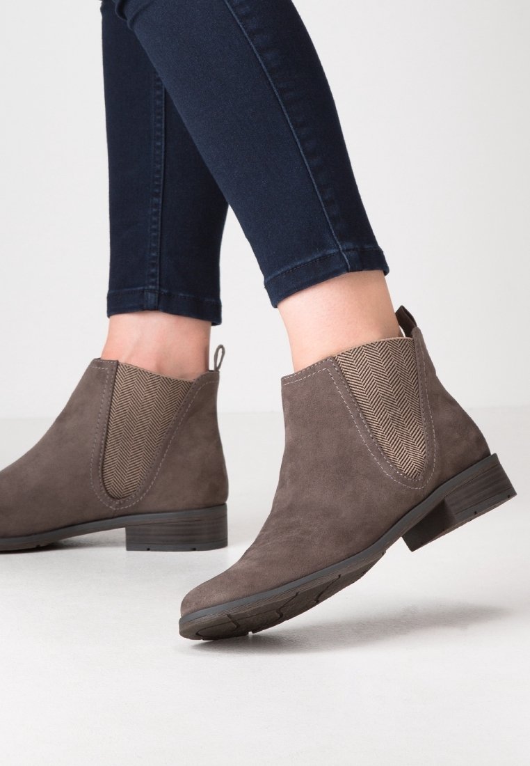 Braune Wildleder-Ankle-Boots mit elastischen Seitenpaneelen im Fischgrätmuster, niedrigem Blockabsatz und strukturiertem Gummiaußensohlen.
