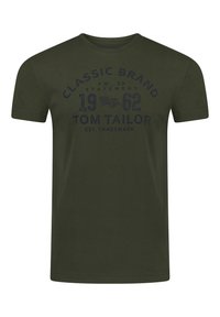 Camiseta de algodón de color verde oscuro con mangas cortas. Presenta un escote redondeado y un gráfico frontal en texto azul, que incluye el nombre de la marca y el año.