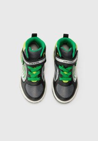 Sneaker neri e grigi con accenti verdi, materiale in mesh, cinturino in Velcro e lacci, con suola testurizzata e dettaglio del logo.