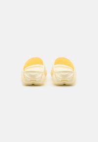 Crocs ECHO SLIDE UNISEX - Klompe - buttercream
