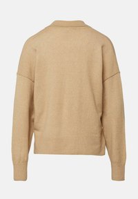 Beiger Langarm-Strickpullover mit gerippten Bündchen, Saum und Kragen, Rückseite auf einfachem Hintergrund gezeigt.