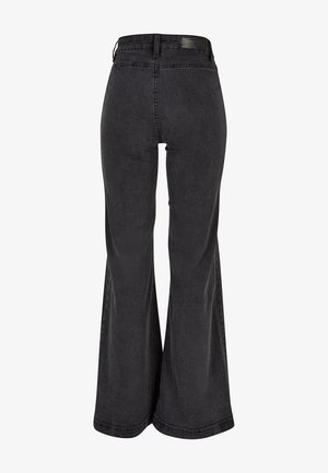 Črne razširjene kavbojke z gladko teksturo, visokim pasom in blagovno znamko na zadnji strani. Imajo široko zasnovo hlačnic ter ojačano šivanje.