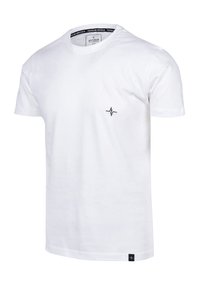 Weißes T-Shirt mit kurzen Ärmeln aus Baumwolle. Verfügt über ein kleines schwarzes Logo auf der Brust und ein schwarzes Etikett am Saum. Klassisches Rundhalsdesign.