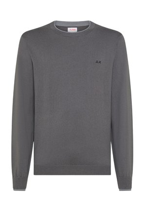 Maglione grigio a maniche lunghe con scollo rotondo, dotato di piccolo logo Delta e X neri sul lato sinistro del petto e polsini e orlo a coste.
