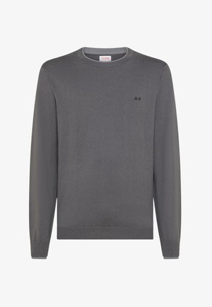 Maglione grigio a maniche lunghe con scollo rotondo, dotato di piccolo logo Delta e X neri sul lato sinistro del petto e polsini e orlo a coste.