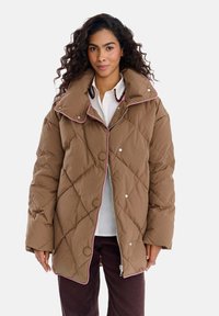Brązowa pikowana kurtka puchowa z dużym kołnierzem, różowym obszyciem i zatrzaskami. Posiada zamknięcie na zamek błyskawiczny oraz boczne kieszenie.