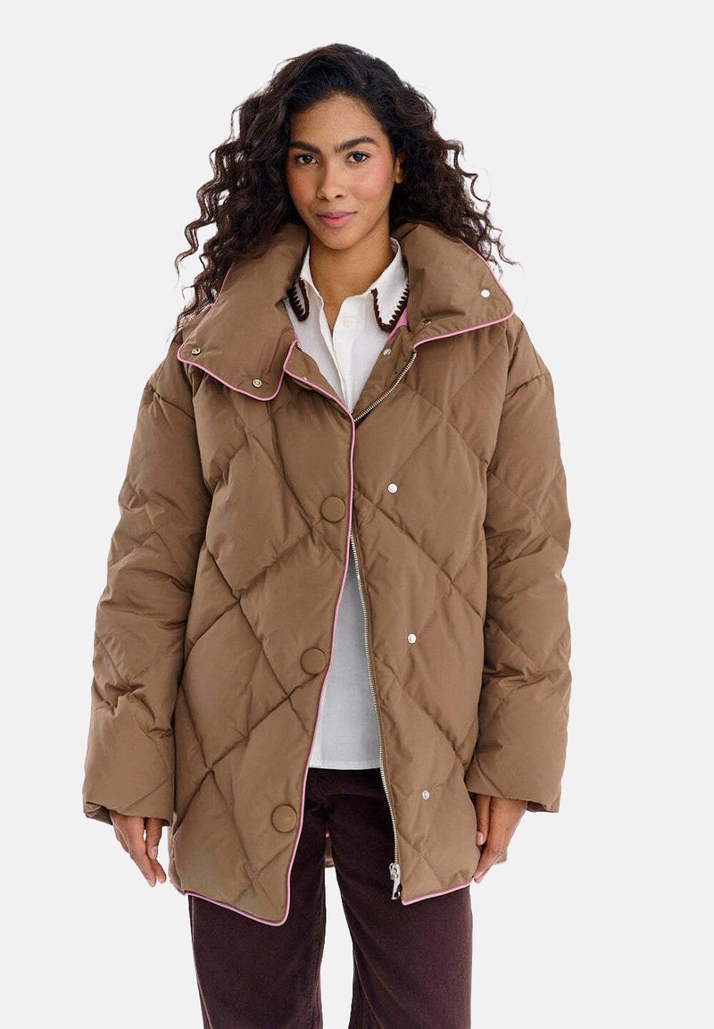 Brązowa pikowana kurtka puchowa z dużym kołnierzem, różowym obszyciem i zatrzaskami. Posiada zamknięcie na zamek błyskawiczny oraz boczne kieszenie.