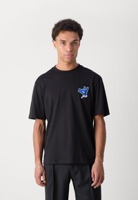 HUGO NOLLICO - Μπλουζάκι με στάμπα - black