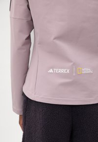 Adidas Terrex NATIONAL GEOGRAPHIC WOMEN SOFTSHELL JACKET - Casaco softshell - preloved fig