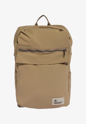 Beige rechthoekige rugzak met voorvak met ritssluiting, bovenhandvat en klein wit Adidas-logo patch rechtsonder.