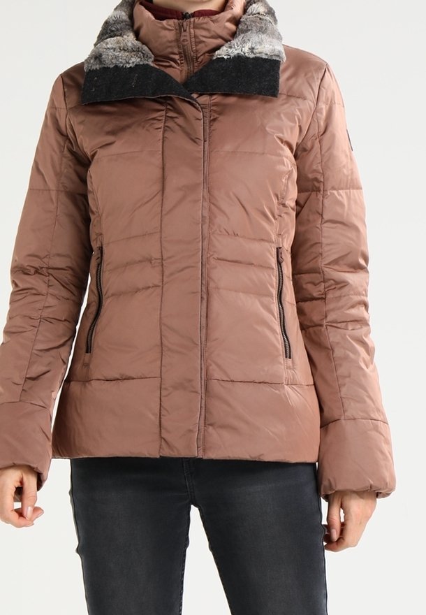 Chaqueta acolchada marrón con cuello forrado de piel, bolsillos laterales con cremallera y textura acolchada. Presenta cuello alto y mangas ajustadas.