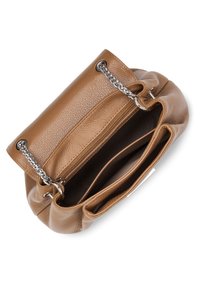 Borsa in pelle color tan con superficie testurizzata, dettagli in catena argentata e compartimento con zip. L'interno presenta molteplici tasche per l'organizzazione.