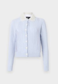Cardigan bleu clair en tricot torsadé avec manches longues, col blanc texturé et six boutons décoratifs blancs sur le devant.