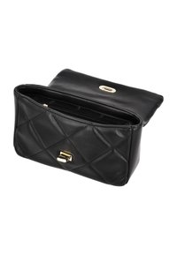 Borsa a tracolla in pelle nera con design trapuntato, hardware oro e chiusura a patta. Presenta un unico scomparto principale e una tasca con zip all'interno.