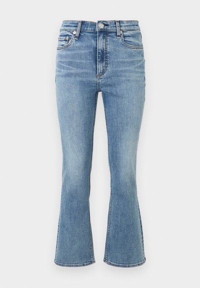 Φωτεινό γαλάζιο τζιν με υψηλή μέση, κούμπωμα με κουμπί και φερμουάρ, μπροστινές τσέπες και ελαφρώς φαρδιά πόδια.