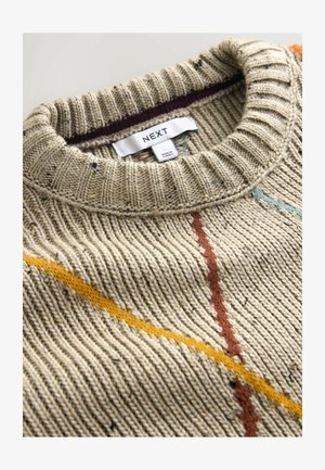 Rūpīgi teksturēts gaiši brūns džemperis ar ribotu apkakli. Ar diagonālām svītrām oranžā, brūnā un gaiši zilā krāsā. Etiķete norāda "NEXT." Ražots Turcijā.