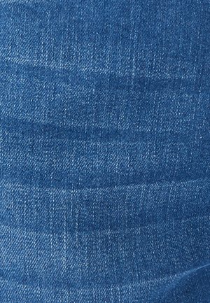 Tissu en denim bleu moyen présentant un tissage sergé classique avec de subtiles variations de texture et un léger délavage en lignes horizontales.