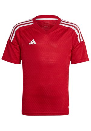 Camisa deportiva roja de manga corta, con escote en V, tejido texturizado que presenta un patrón de diamantes y tres franjas blancas en cada hombro.