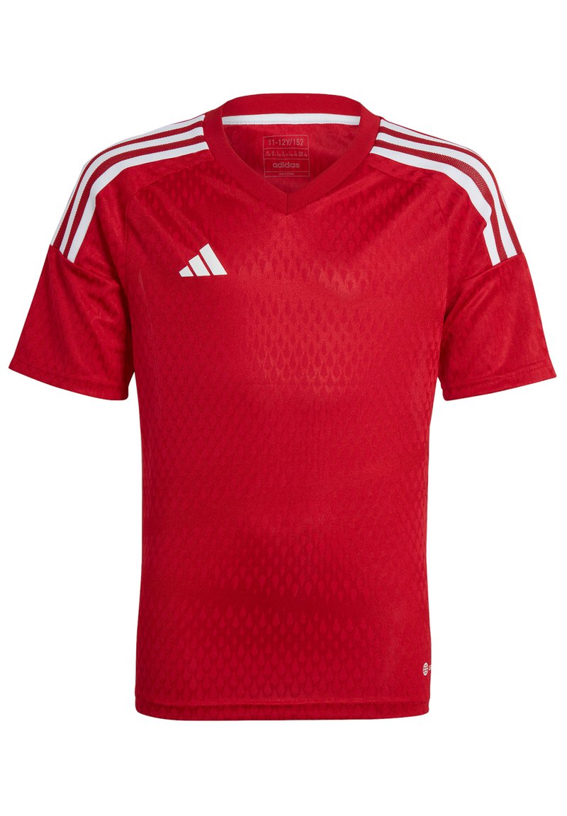 Camisa deportiva roja de manga corta, con escote en V, tejido texturizado que presenta un patrón de diamantes y tres franjas blancas en cada hombro.