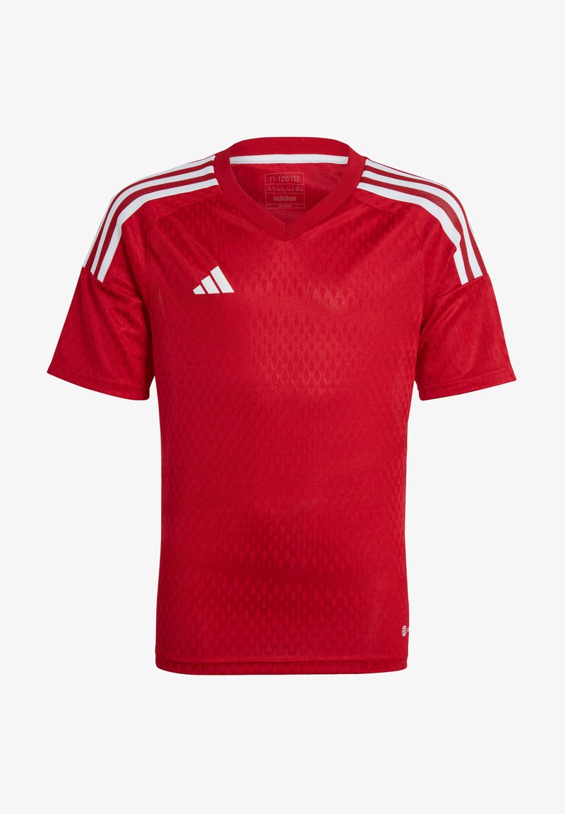 Maillot de sport rouge à manches courtes, col en V, tissu texturé avec un motif en losange, et trois rayures blanches sur chaque épaule.