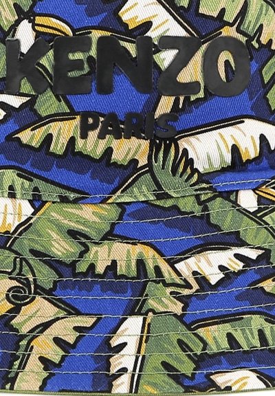Patch Kenzo Paris avec un motif de feuilles vibrantes dans des tons de vert, crème et bleu, avec un lettrage de marque noir en relief.